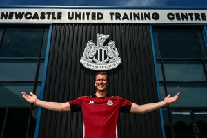 英联杯夺冠功臣！纽卡官方：与后卫丹·伯恩续约至2027年