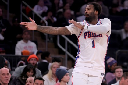 世俱杯-翻江倒海！德拉蒙德1抢3拼下前场篮板补篮得手 转身比出Too small